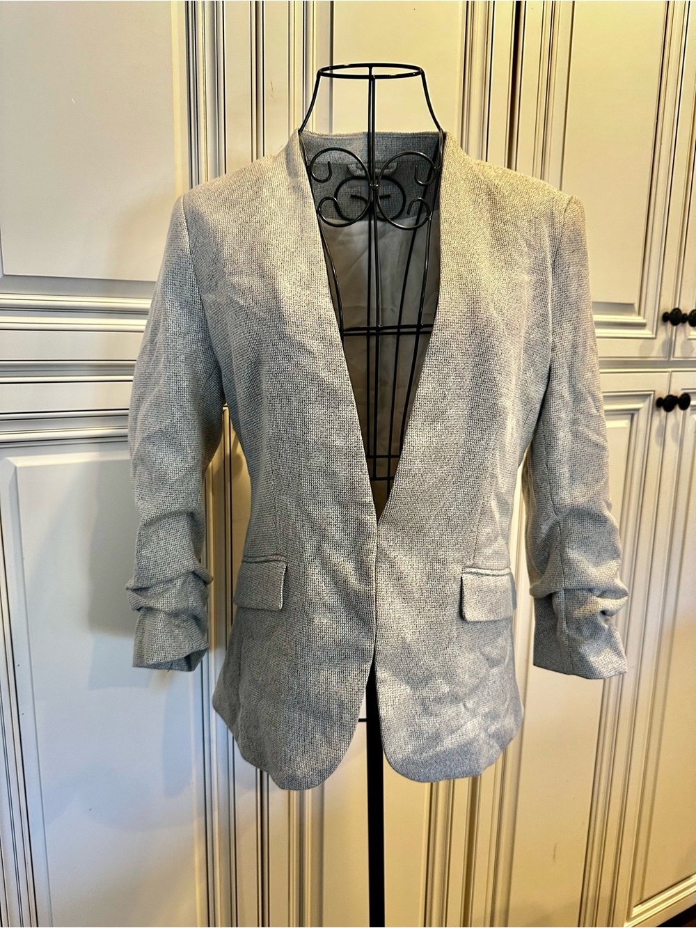 H&M Women's Light Gray Textured Blazer - Classic Tailored Style